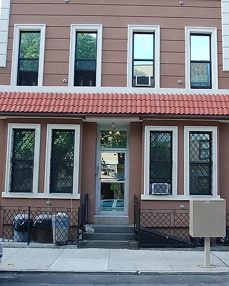 215 Maujer St #2L — Photo 10