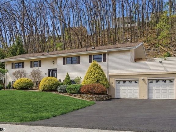 2nd image of 15 Sunnyhill Rd