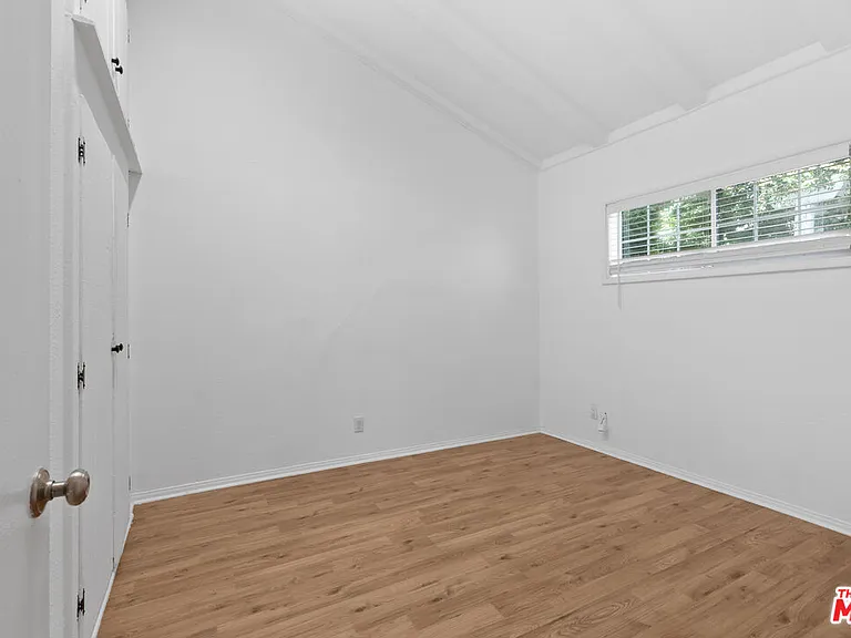 5541 Fallbrook Ave — Photo 20