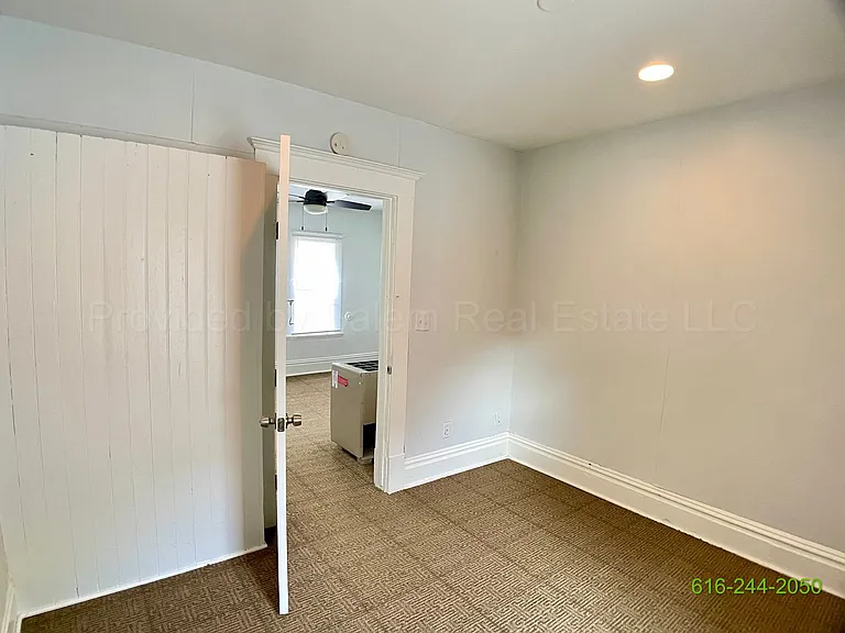 344 - 346 Diamond Ave SE — Photo 11