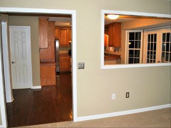 http://www.propertyboss.net/CustomerImages/DFF001_92991/media/Properties/9625%20Bark%20Chip%20Way/zsmall_5.JPG