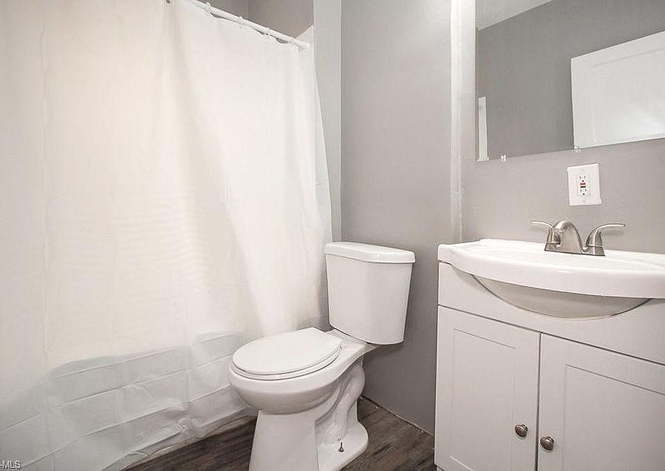 1st image of 924 E 150th St APT 3
