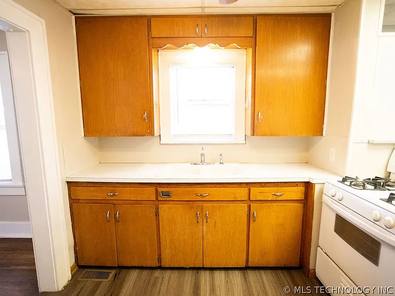 1147 S Florence Ave — Photo 28