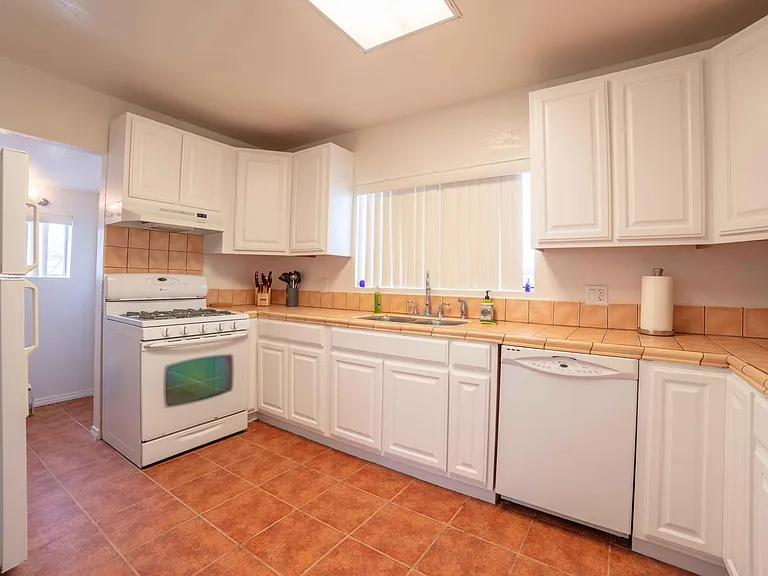 611 Monterey Blvd — Photo 8