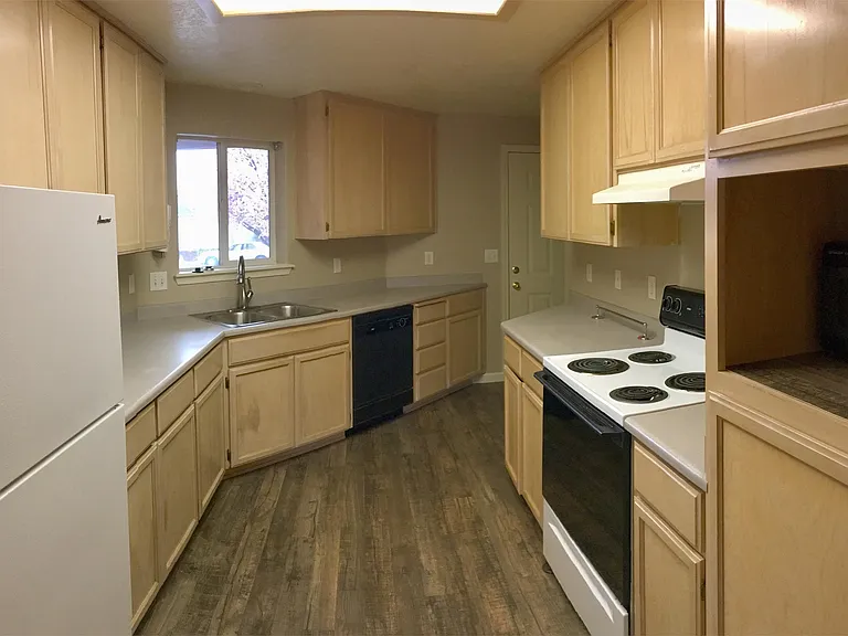 445 Crystal Dr — Photo 2