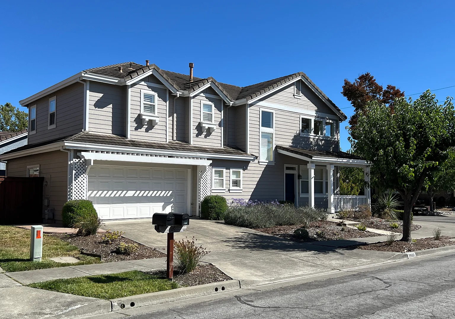 1900 Fallbrook Ln photo 1