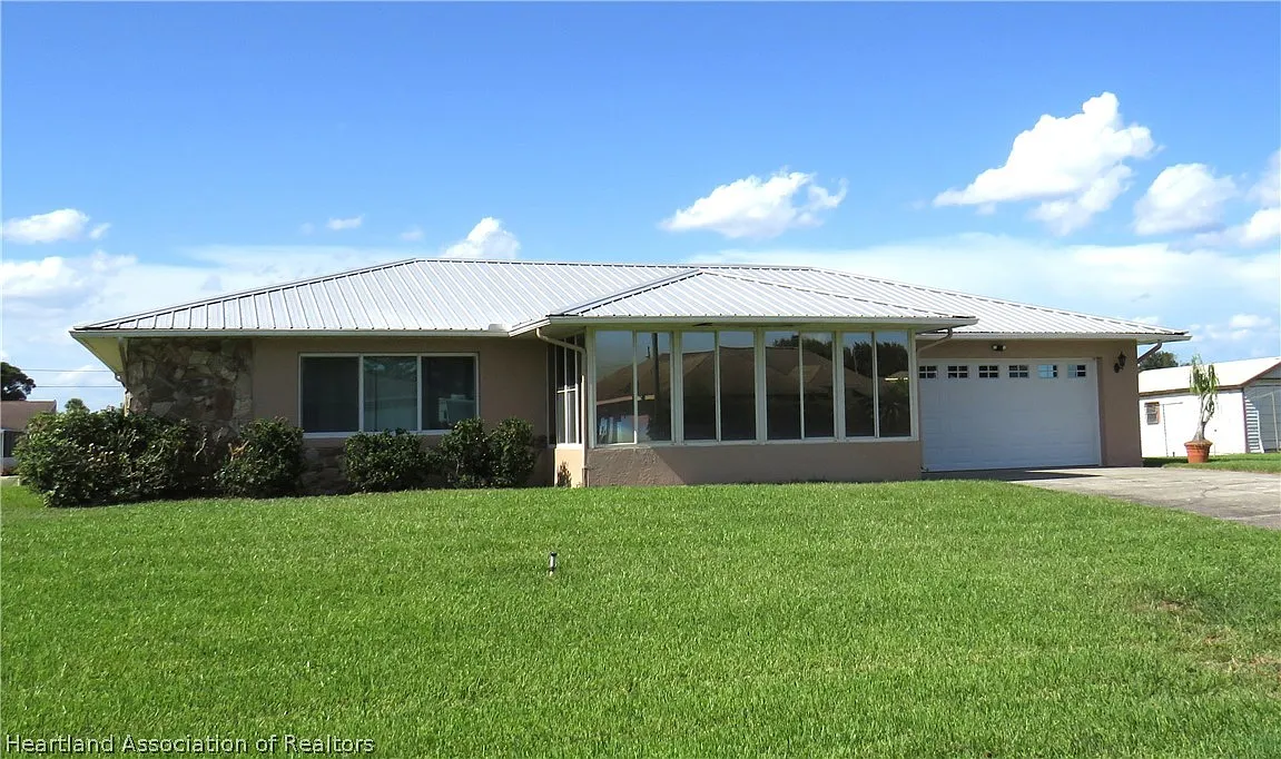 3 bed, 2.0 bath, 1844 sqft, $2,000 — Photo 1