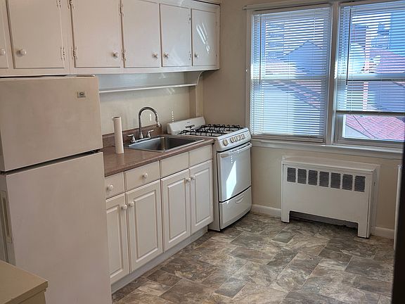 2nd image of 824 E Broadway APT 203