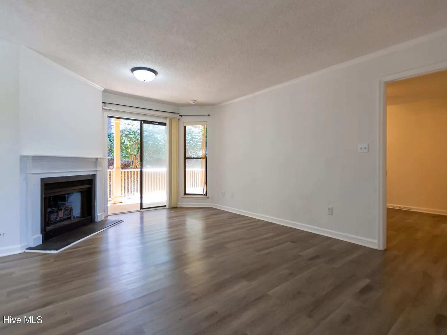 1 bed, 1.0 bath, 998 sqft, $1,050 — Photo 3