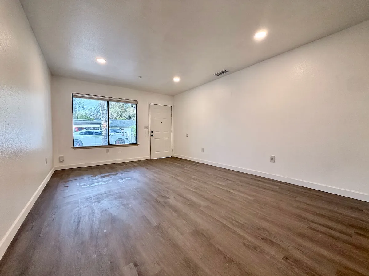 Unit Photo - 709 Sunset Ave #5