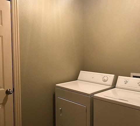 5th image of 913 Oakwood Ln #913