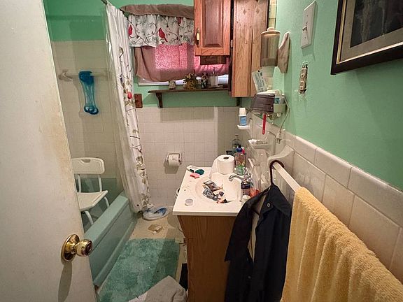 3rd image of 232 Oakland Heights Rd