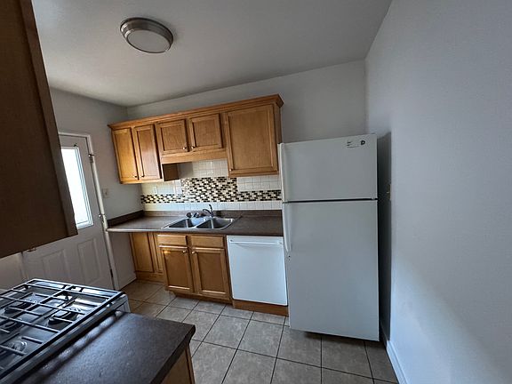 2nd image of 1752 Chestnut Ave #1752