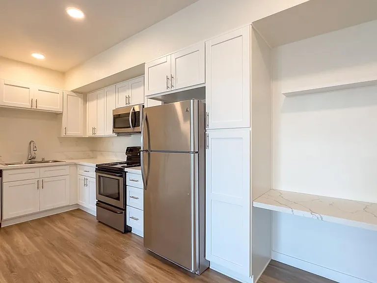 La Perla Apartments — Photo 18