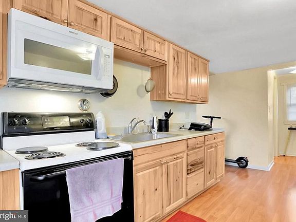 2nd image of 316 W 9th St Front B