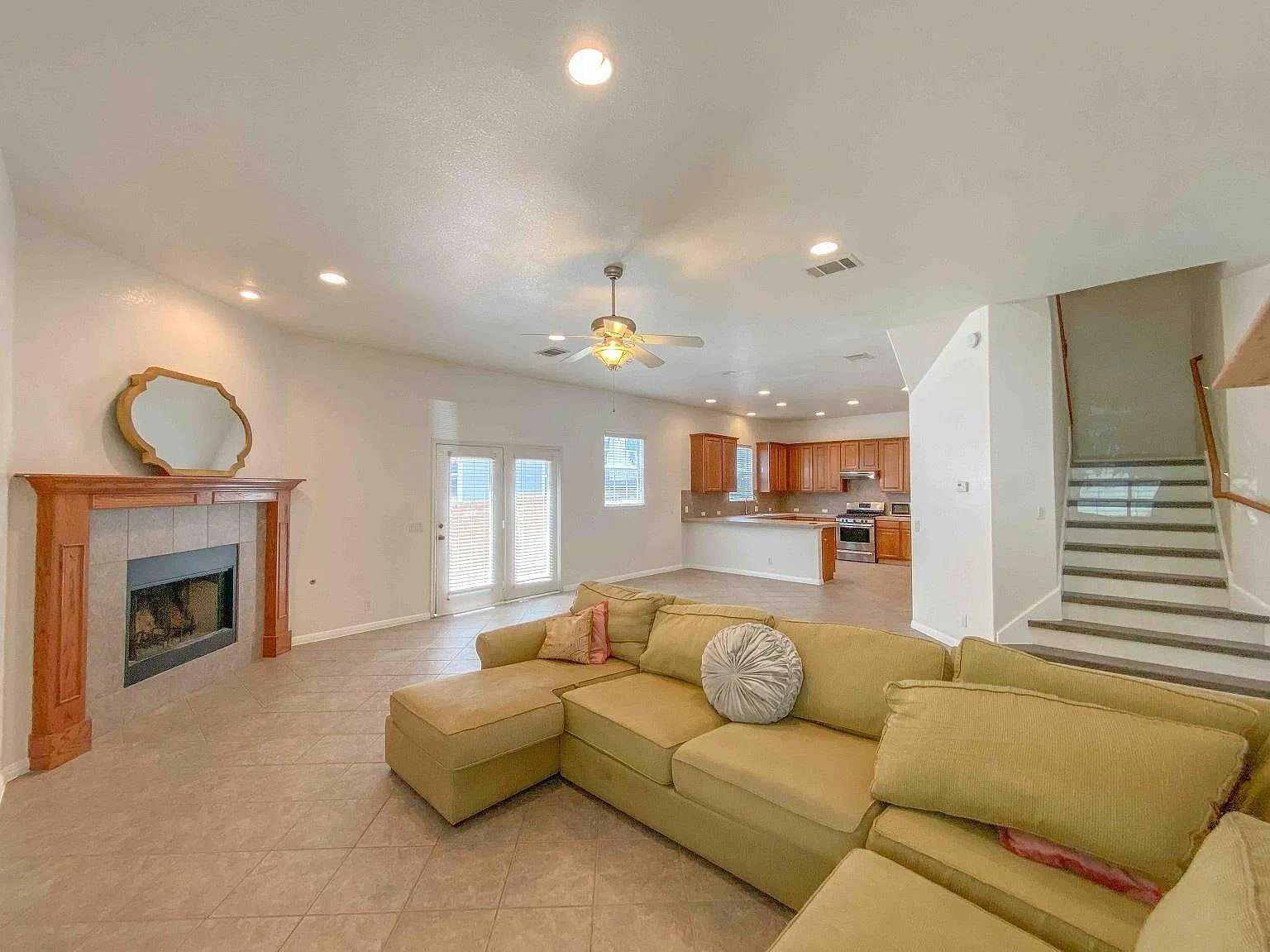 5 bed, 4.5 bath, 2572 sqft, $4,500 — Photo 2