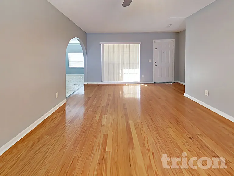 1947 Crown Park Dr — Photo 2