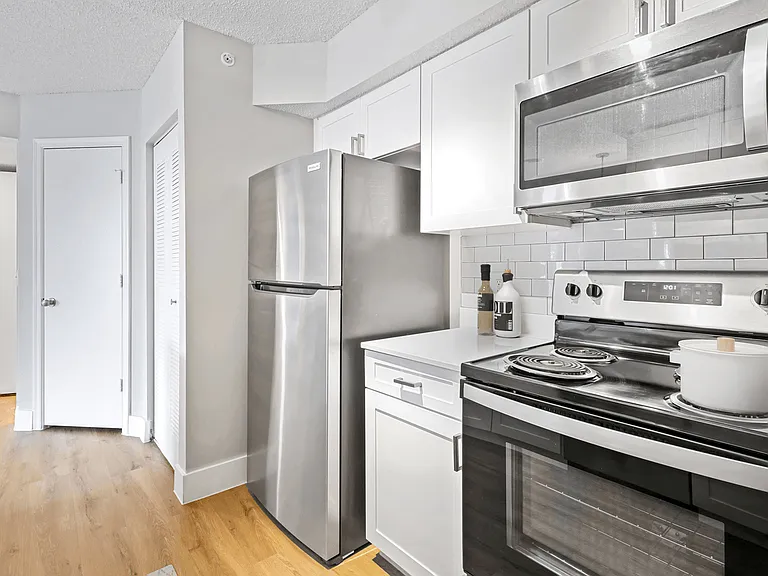 Sheridan Ocean Club Apartments — Photo 59