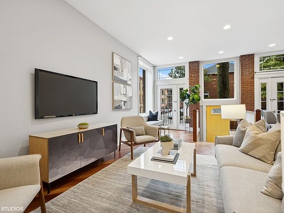 5th image of 1040 N Paulina St APT 1F