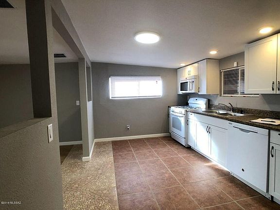 3rd image of 108 W Kentucky St