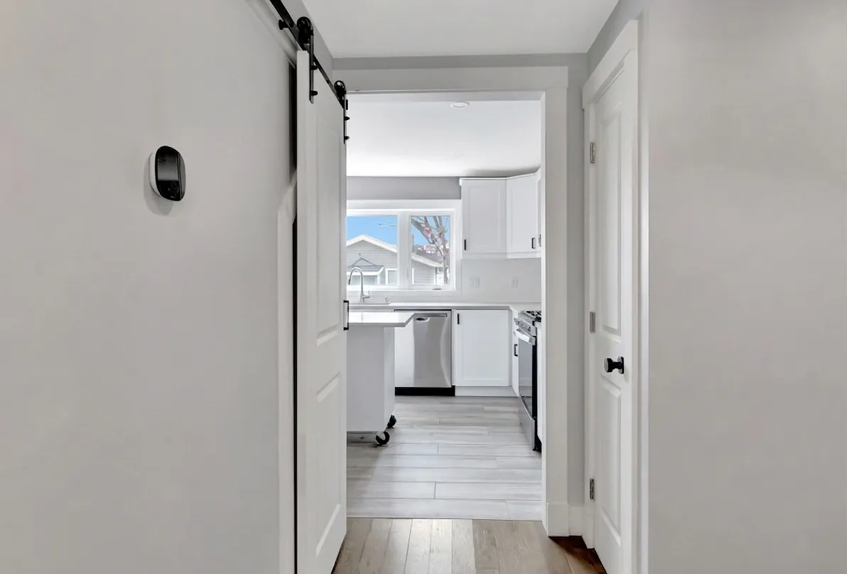 1 bed, 1933 sqft, $2,300 — Photo 4