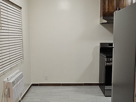 3rd image of 1501 N Hollywood Way APT E
