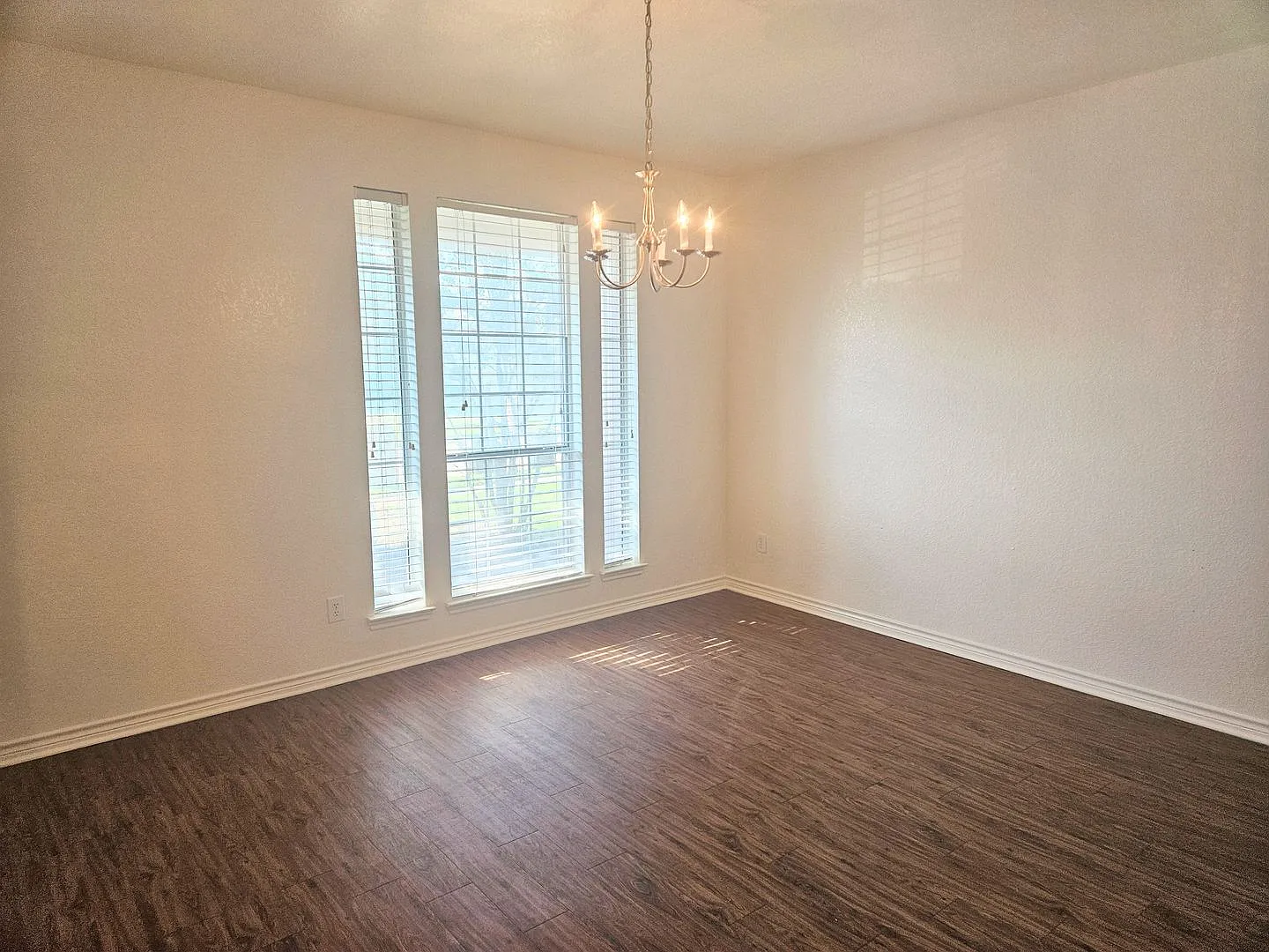 Beautiful 2 story home in Crowley ISD — Photo 3