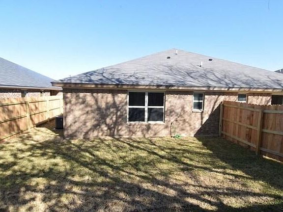 5th image of 605 Sladecek Dr