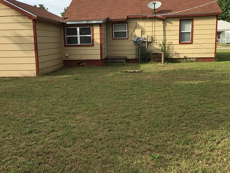 1812 W Ash Ave — Photo 1