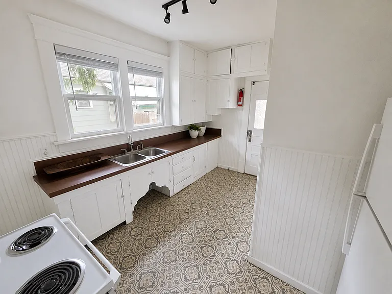 1818 W Washington St — Photo 4
