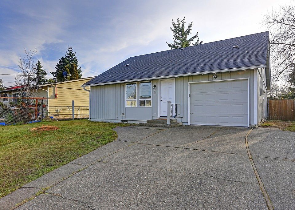 1st image of 946 E 65th St