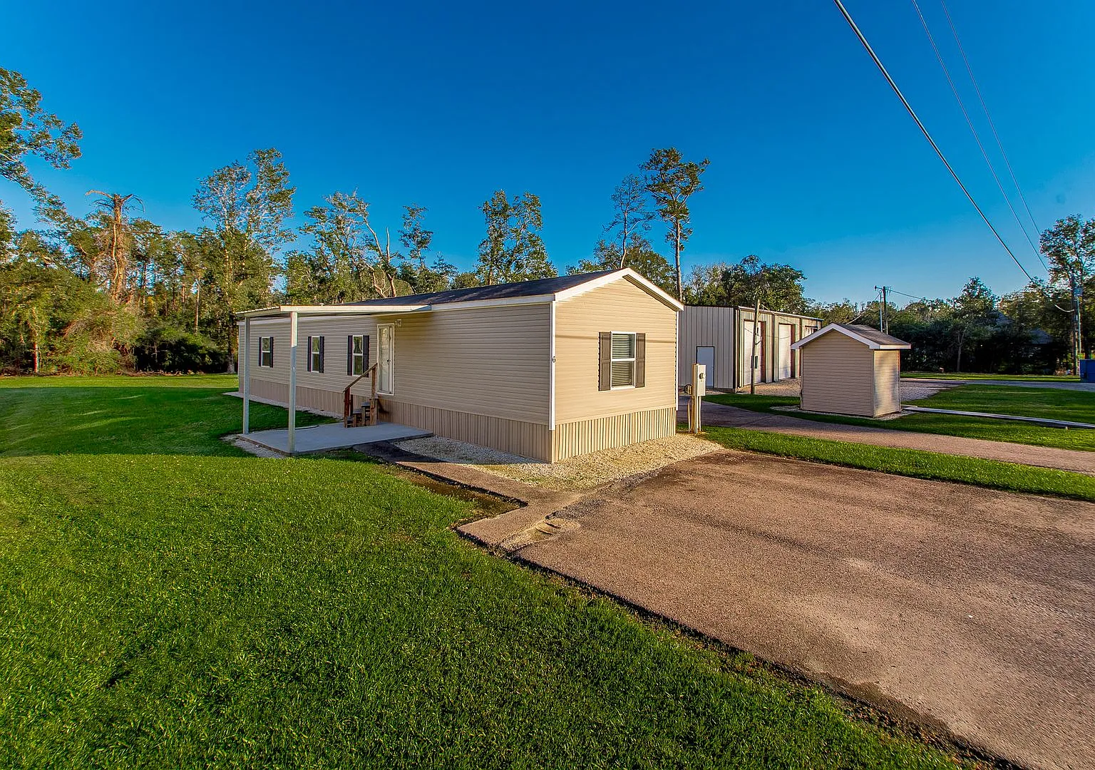 Located off of Strawberry Lane in Albany! Cozy 3-Bed, 2-Bathroom Trailer Home for Rent! — Photo 1