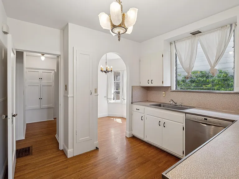 111 Windsor Ave — Photo 12