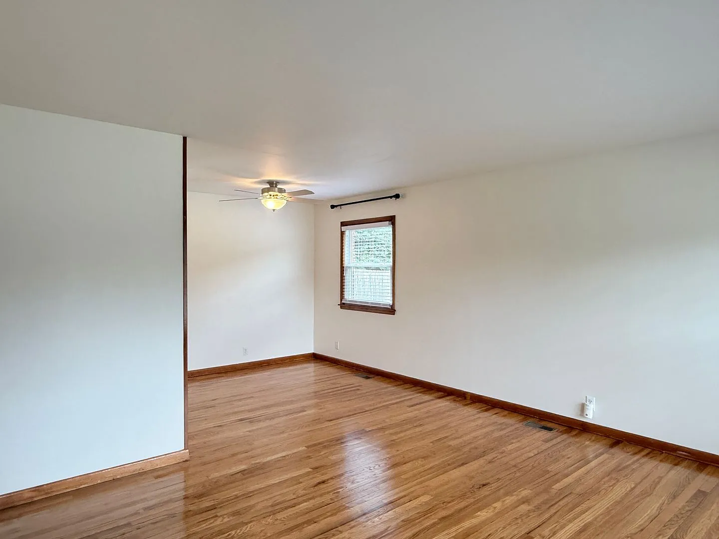 Spacious 4 bed / 2 bath home — Photo 2
