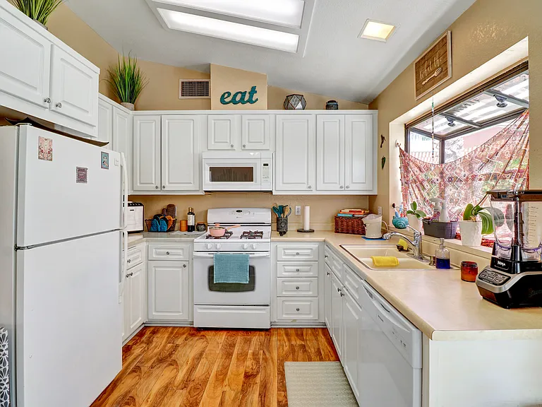 Natural lighted Kitchen fully applianced