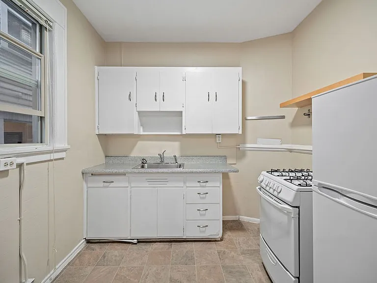 Rialto Court Apartments | MOVE-IN SPECIAL: ONE MONTH FREE RENT — Photo 10