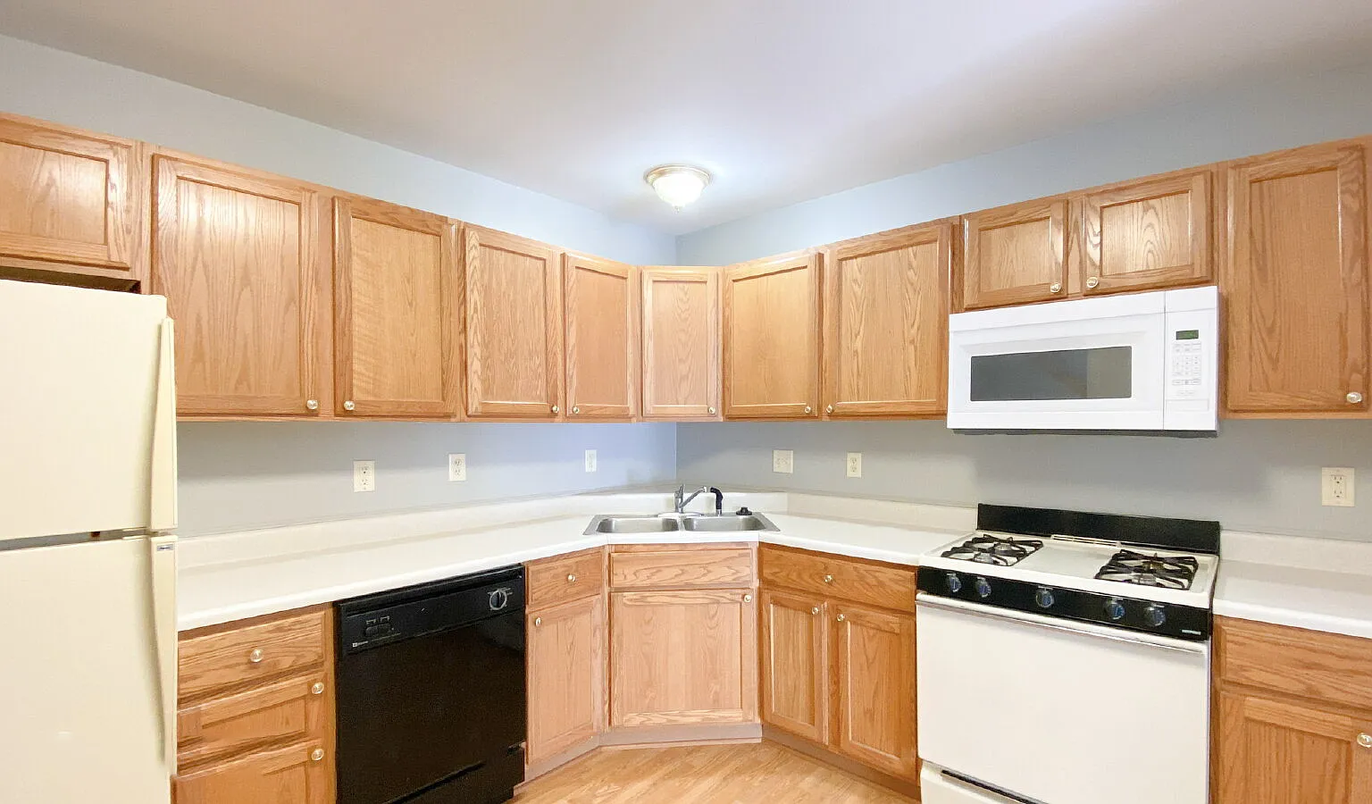 2 bed, 1.5 bath, $1,600 — Photo 2