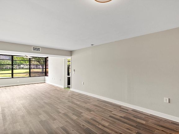 3rd image of 1709 Whitehall Dr APT 102