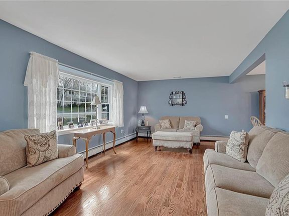 5th image of 60 Keats Dr