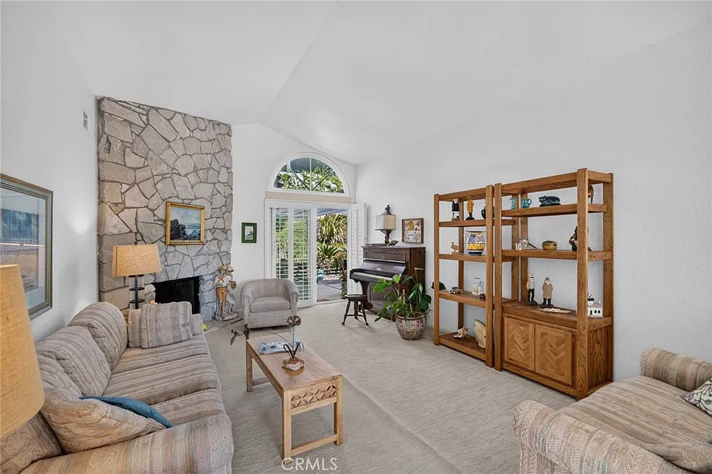 4 bed, 2.5 bath, 2098 sqft, $10,000 — Photo 3