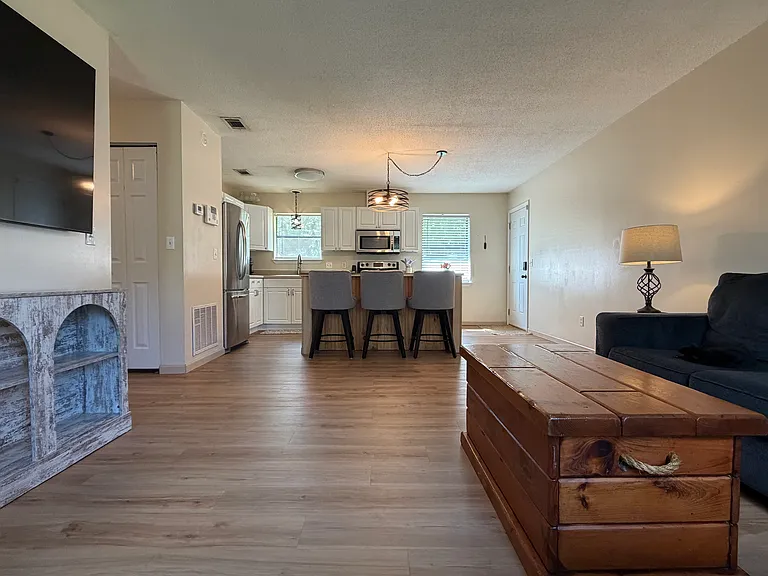 921 Greenbriar Rd — Photo 3