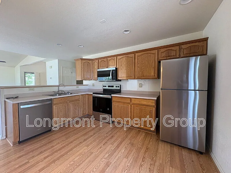3 bed, 2.0 bath, 2137 sqft, $2,600 — Photo 4