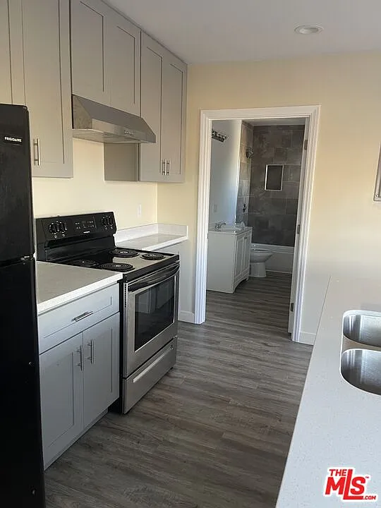 2 bed, 1.0 bath, 800 sqft, $2,100 — Photo 2