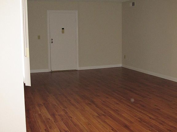 3rd image of 350 S Oakland Ave Unit 102