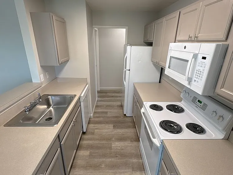 5641-5643-5645-5 N Hills Dr — Photo 7