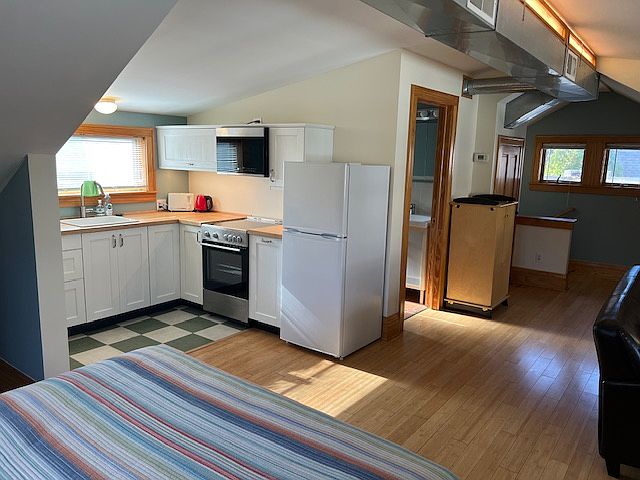 New kitchen, fully outfitted, south facing