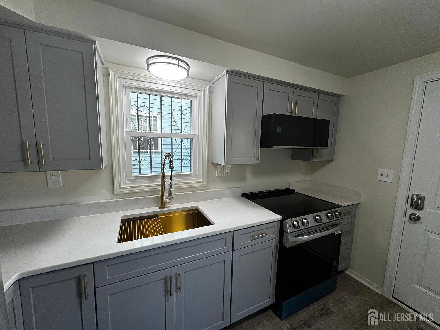 3 bed, 1.5 bath, 2052 sqft, $2,600 — Photo 4