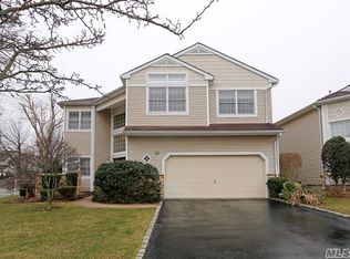 27 Hamlet Dr, Plainview, NY 11803