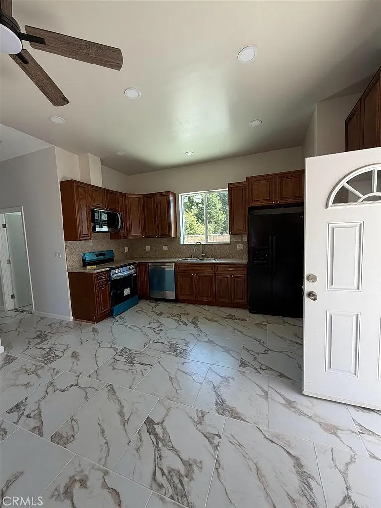 2 bed, 700 sqft, $2,800 — Photo 2