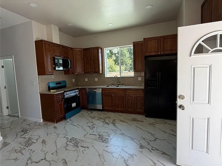 10600 Hillview Ave — Photo 2